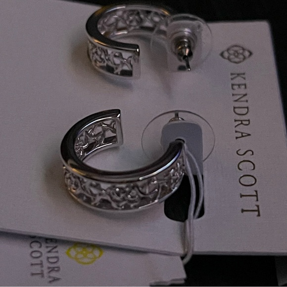 Kendra Scott Huggies Earrings NWT - Picture 5 of 5